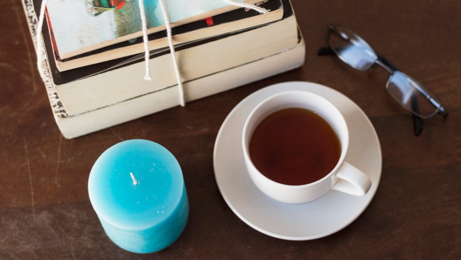 Benzi desenate vintage la ceai de seară pentru relax