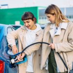 De ce să optezi pentru o mașină electrică în loc de una pe benzină