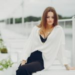 Stiluri de bluze cu decolteu în V pentru un look seducător