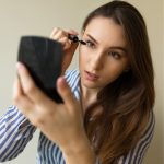 Greșeli frecvente în machiajul ochilor și cum să le eviți