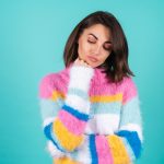 Cum să porți puloverele colorate