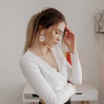 Bijuteriile minimaliste vs. bijuteriile statement: când și cum le purtăm