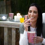 Curtea cu zonă de cinema în aer liber: lumini, textile și confort pentru seri memorabile