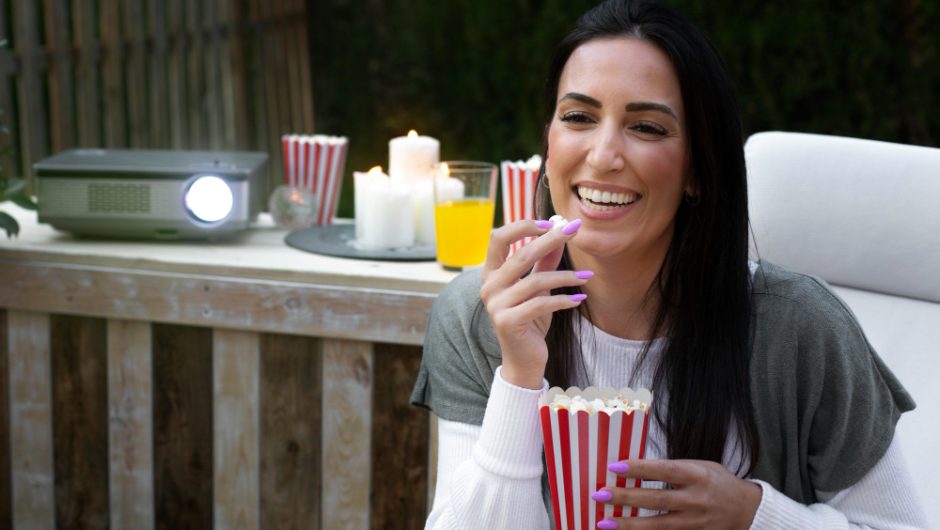 Curtea cu zonă de cinema în aer liber: lumini, textile și confort pentru seri memorabile