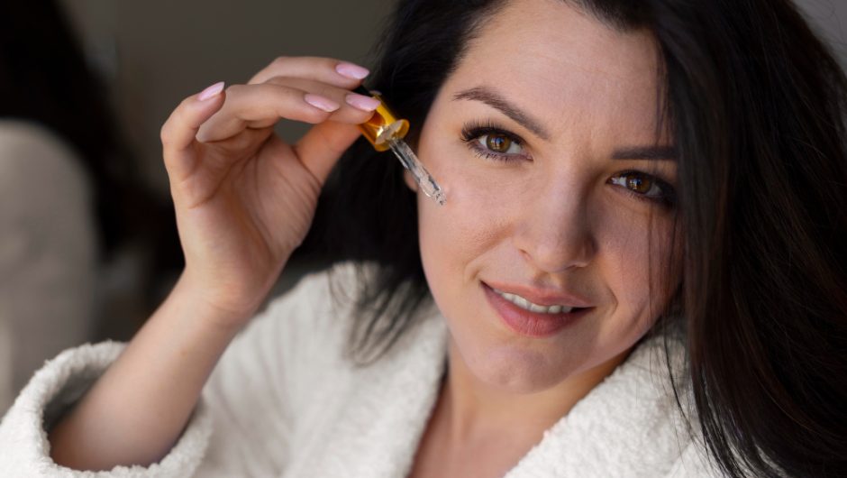 Coenzima Q10 în skincare: ce beneficii poate oferi pielii mature