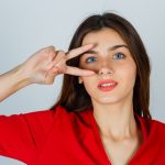 Fardul aplicat sub ochi: cum obții un rezultat modern, nu obosit