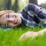 Cum îngrijești gazonul pentru a rămâne verde tot sezonul