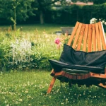 Cum amenajezi o grădină pe un teren în pantă ușoară