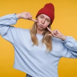 Cum stilizezi o bluză cu fundă într-un mod modern