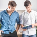 Ce diferență există între cămășile Oxford și poplin